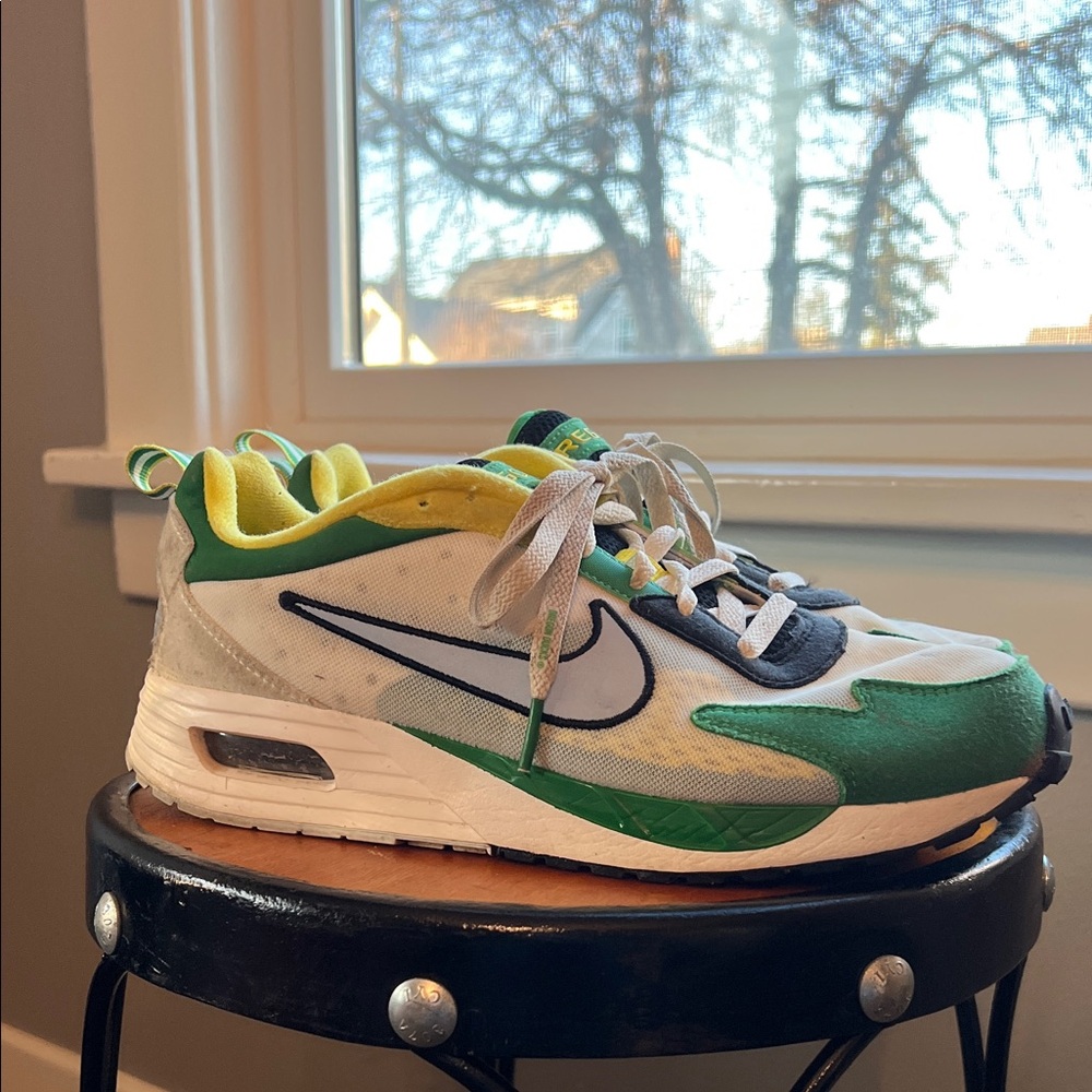 Nike Men’s Oregon Ducks Green and White Sneakers